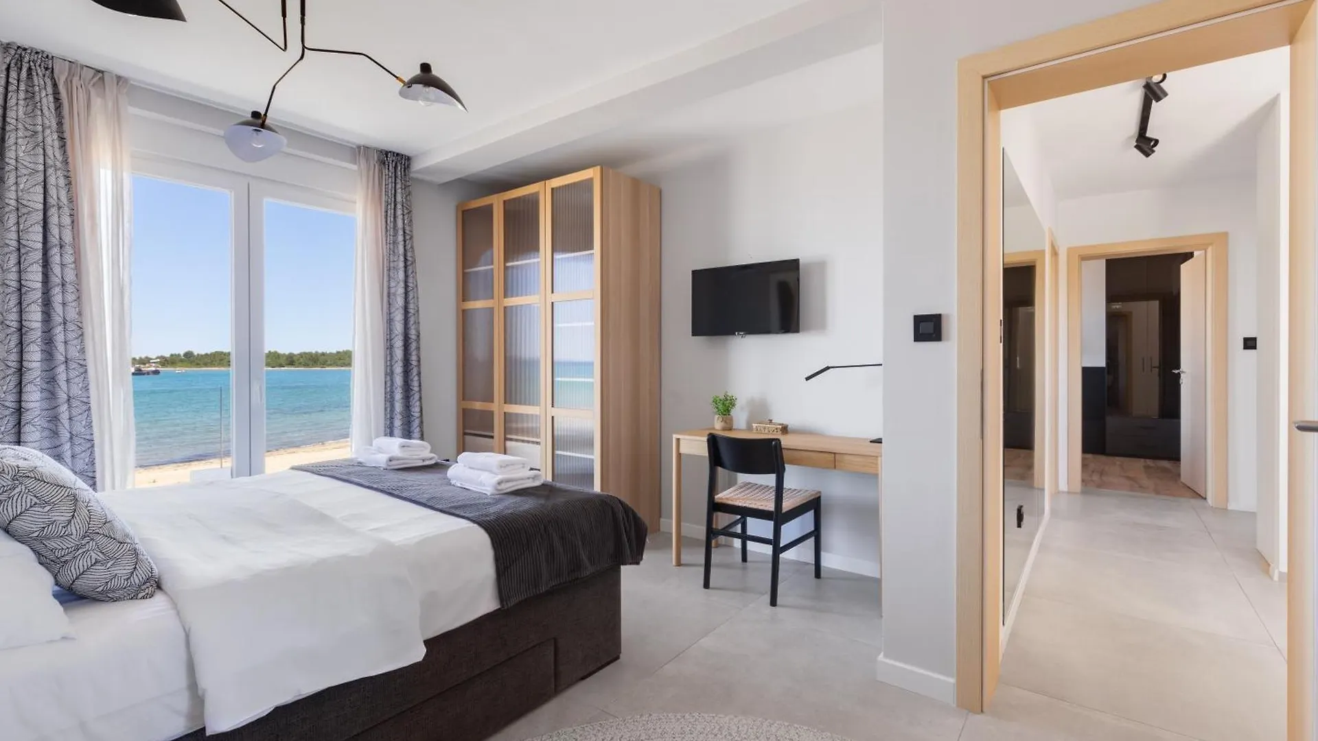 Sea Gem - Beachfront Villa With Heated Pool, Privlaka