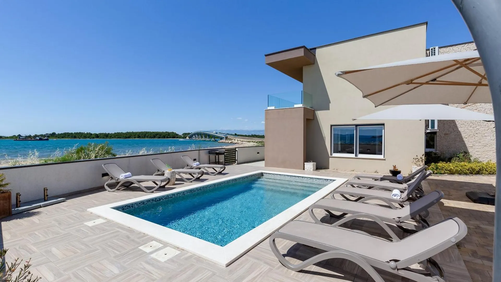 Sea Gem - Beachfront Villa With Heated Pool, Privlaka Croácia