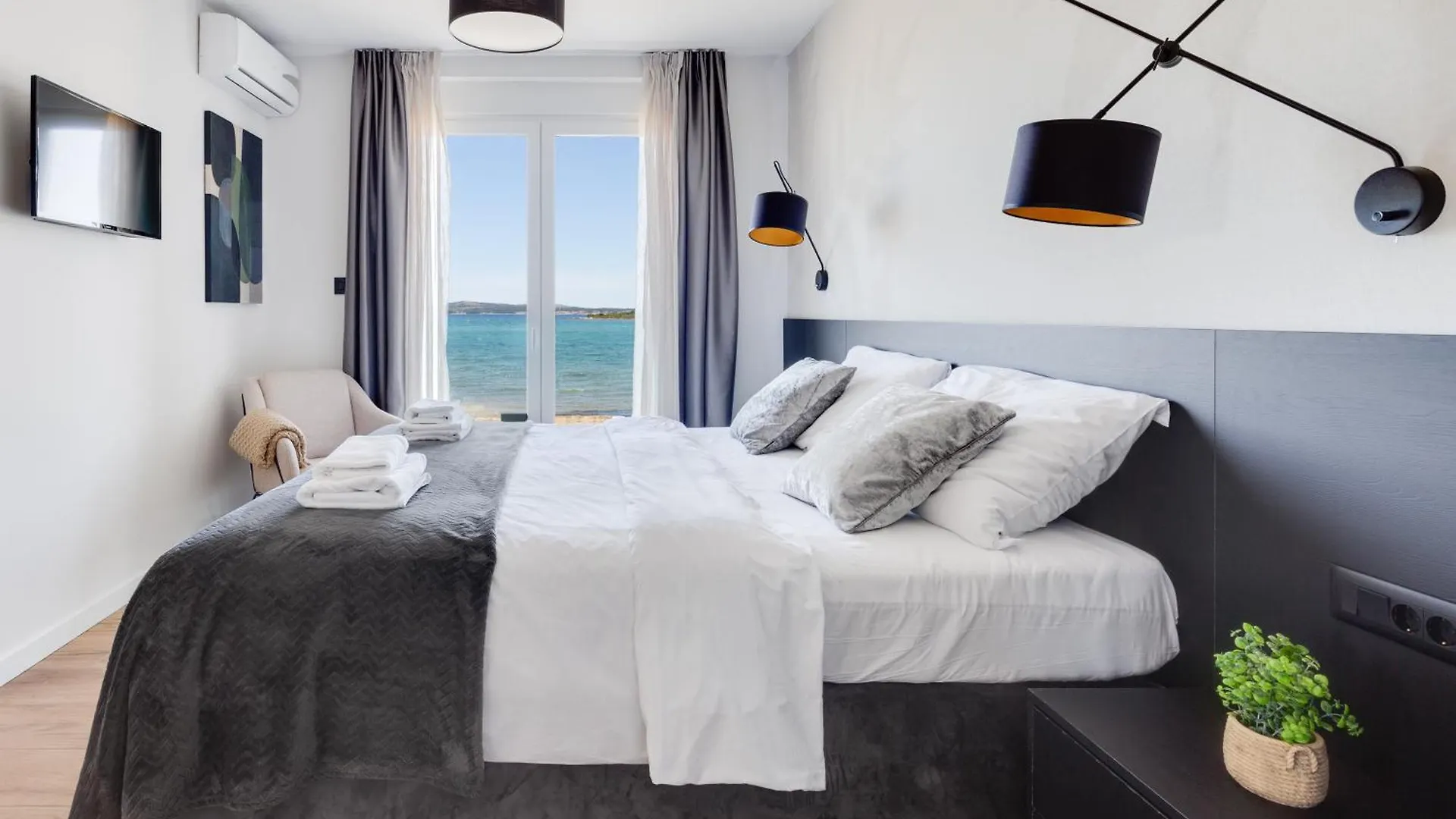 Sea Gem - Beachfront Villa With Heated Pool, Privlaka