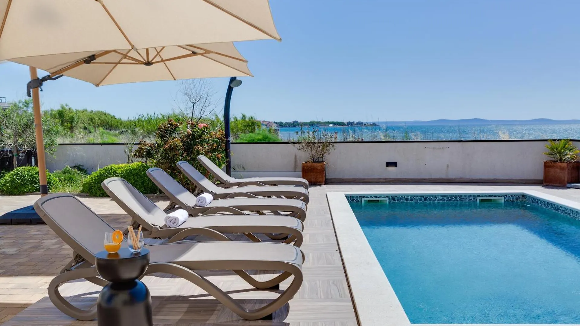 Sea Gem - Beachfront Villa With Heated Pool, Privlaka