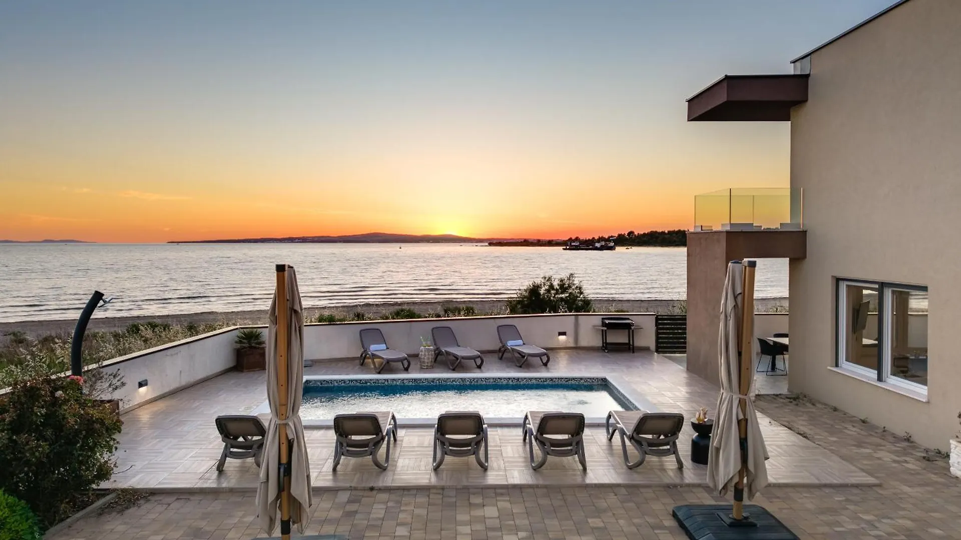 Sea Gem - Beachfront Villa With Heated Pool, Privlaka Croácia