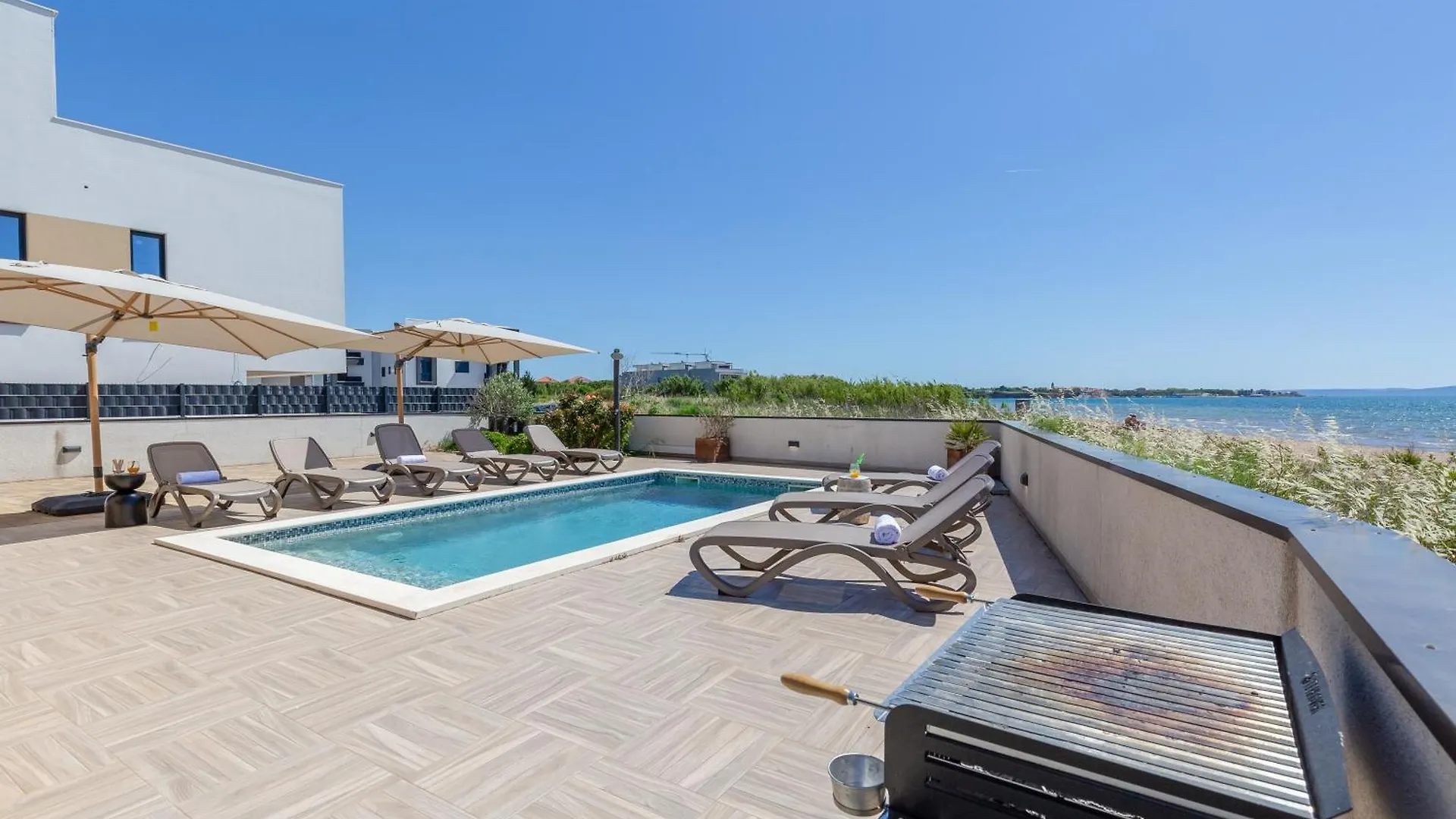 Sea Gem - Beachfront Villa With Heated Pool, Privlaka Croácia